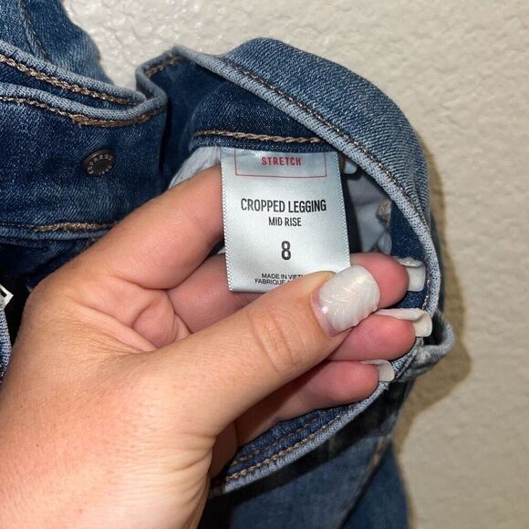 ✨EXPRESS MID RISE RIPPED RAW HEM CROPPED JEAN LIGHT WASH SZ 8 LEGGINGS✨ - Picture 6 of 9
